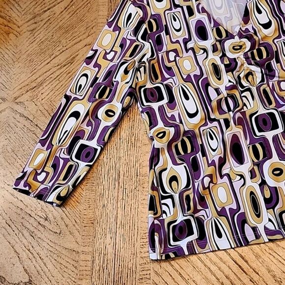 V Neck multi-colored pattern top size M stretchy - Picture 2 of 7